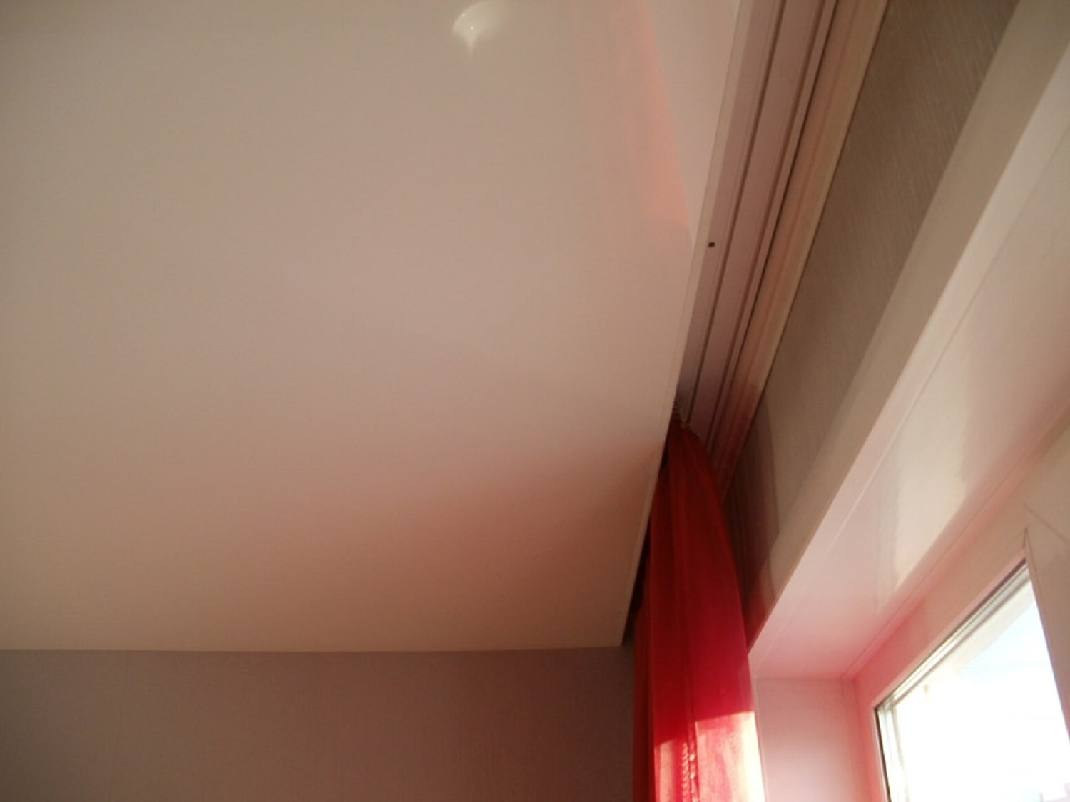 Скрытый карниз для натяжного потолка: как сделать нишу для штор