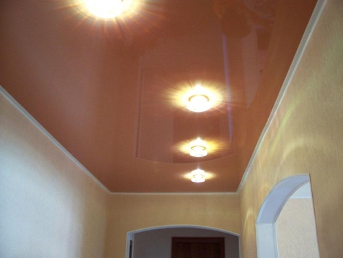 Натяжной потолок в прихожей со световыми линиями - готовый проект фото и цены